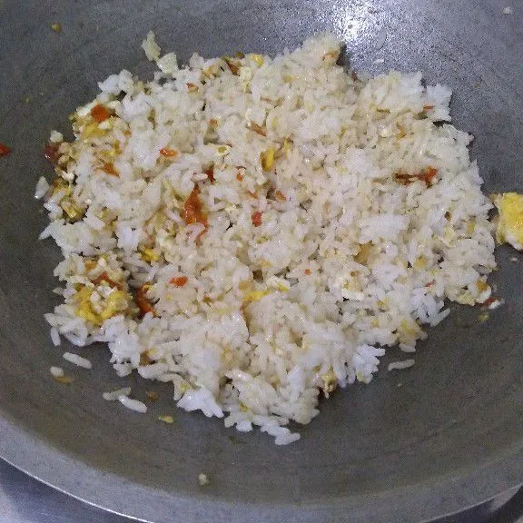 Tambahkan nasi putih lalu aduk merata.