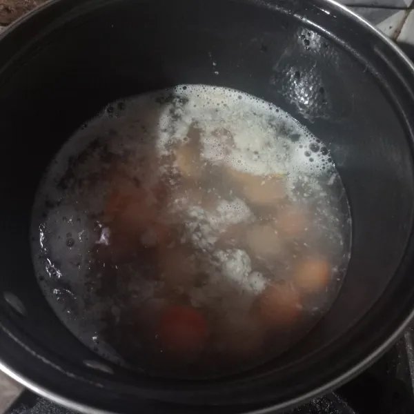 Masukkan wortel dan masak hingga setengah matang.