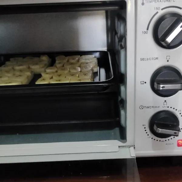 Oven dengan suhu 180° selama 10-15 menit lalu angkat dan sajikan.