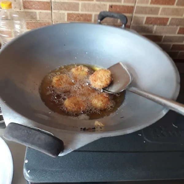 Pelapis : kocok lepas telur dan tapioka. Celupkan perkedel ke dalam adonan telur dan goreng dengan minyak panas hingga matang kecoklatan, angkat dan tiriskan.