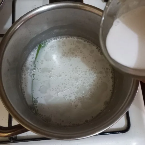 Larutkan tepung beras dan tepung tapioka, tuang pada panci rebusan dan masak hingga matang.