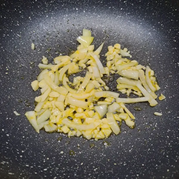 Lelehkan margarin, tumis bawang putih dan bawang bombay sampai layu dan harum.