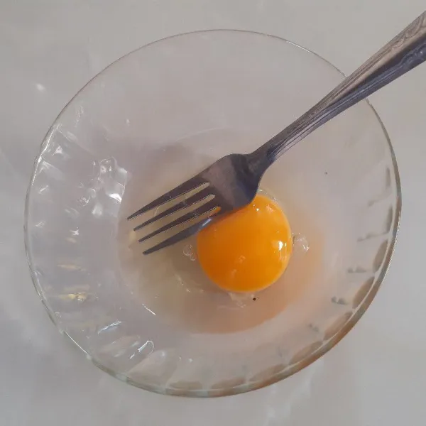 Kocok telur dan sisihkan - Beat an egg and set aside.