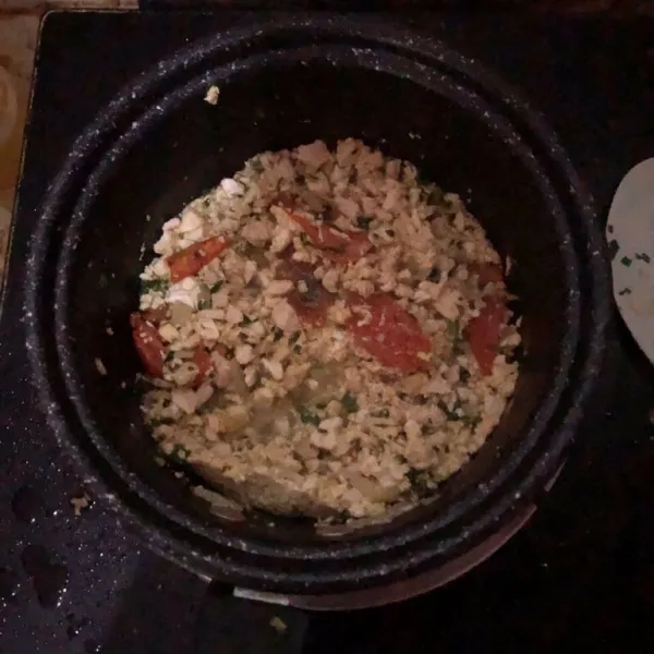 Setelah ayam matang, masukkan telur aduk-aduk. Tambahkan tomat dan sawi.