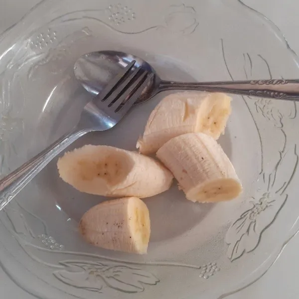 Tumbuk pisang hingga hancur - Mashed banana.