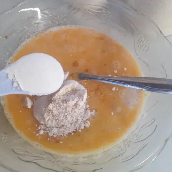 Tambahkan campuran tepung dan aduk hingga merata - Add mixed flours and stir together.