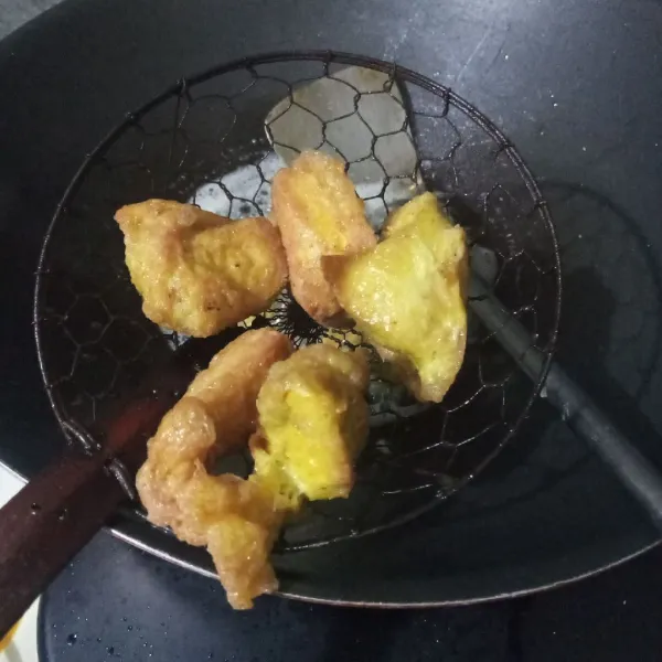 Goreng dalam minyak panas hingga matang. Angkat dan tiriskan.