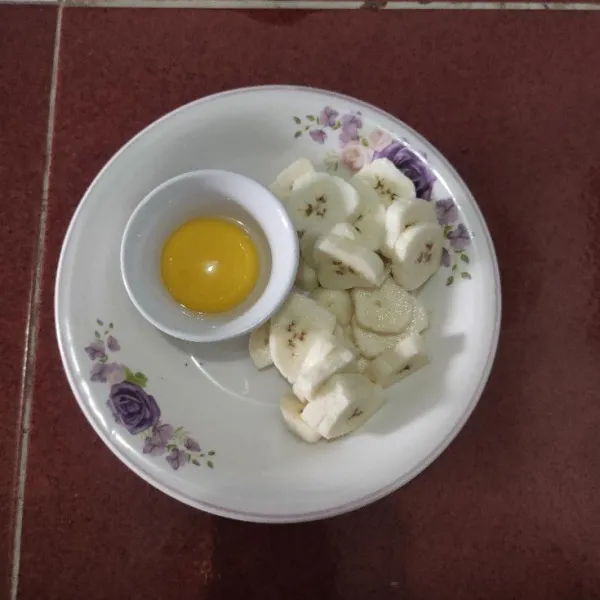 Siapkan kuning telur dan juga pisang yang sudah dipotong.