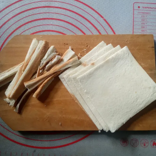 Tipiskan roti tawar dengan cara menggilas. Buang bagian pinggirannya.