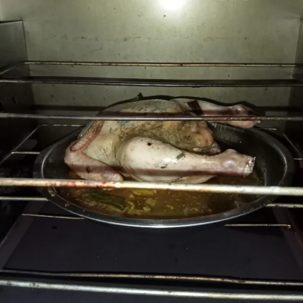 Panaskan oven terlebih dahulu kemudian masukkan ayam, panggang selama 90 menit dengan api besar, sesekali pindahkan ayam dari rak atas ke bawah, bawah ke atas, balik ayam juga supaya matang merata seluruh permukaannya.