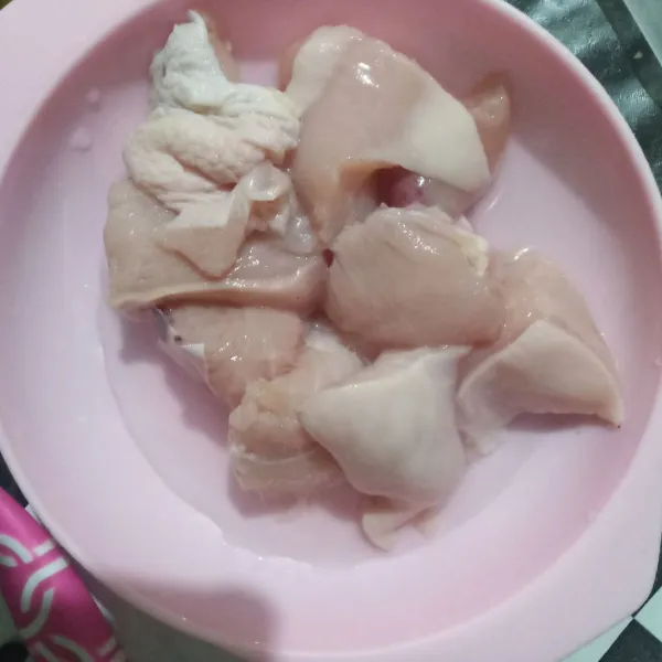 Cuci ayam fillet, kucuri dengan air jeruk nipis. Diamkan 10 menit lalu bilas.