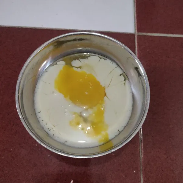 Campur telur dengan susu cair, aduk hingga tercampur rata.