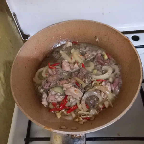 Masukkan jeroan ikan mas masak hingga matang dan kering.