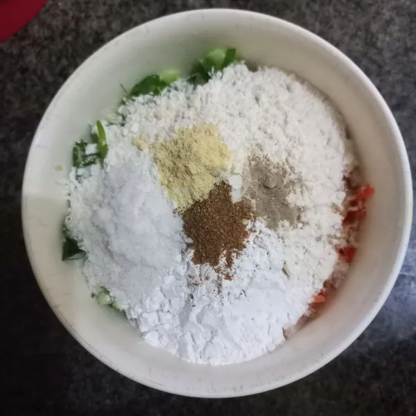 Masukan tepung terigu, tapioka, garam, kaldu jamur, merica bubuk dan ketumbar bubuk, aduk rata.