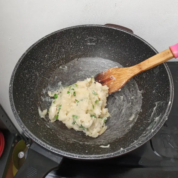 Masak sambil terus diaduk hingga kental dan berat, matikan kompor.