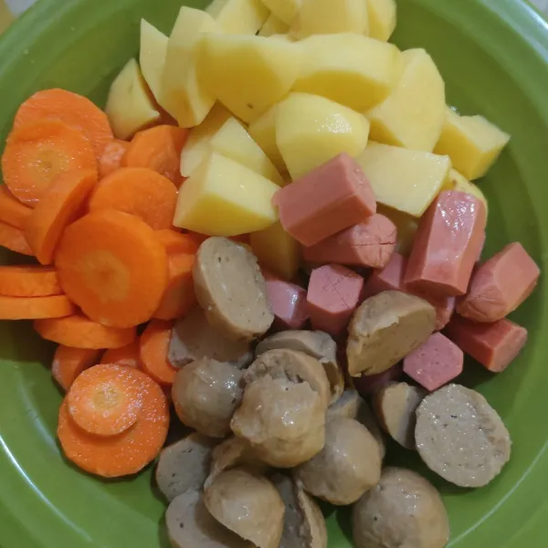 Siapkan bakso, sosis, kentang dan wortel.