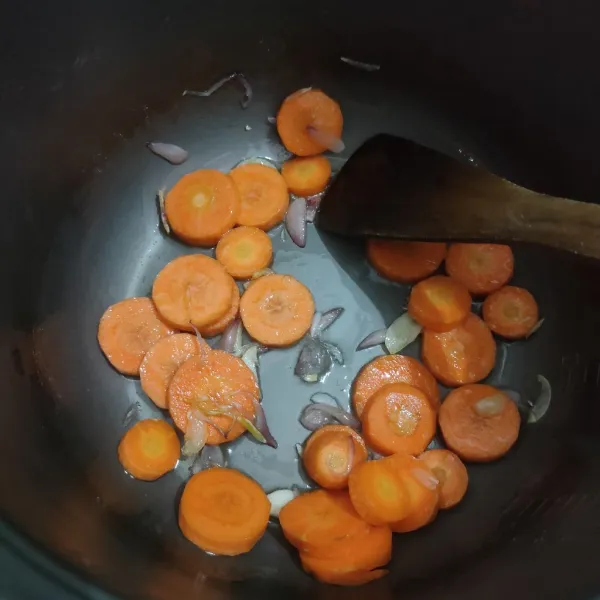 Masukkan wortel, aduk rata. Masak selama 1 menit.