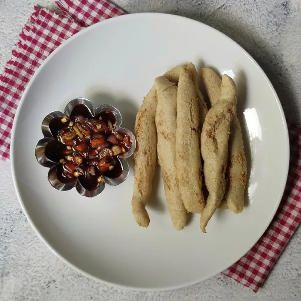 Sajikan otak-otak bersama sambal kecap.