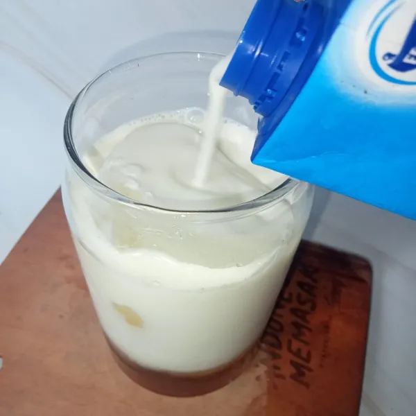 Lalu tuang susu cair sampai 3/4 gelas.