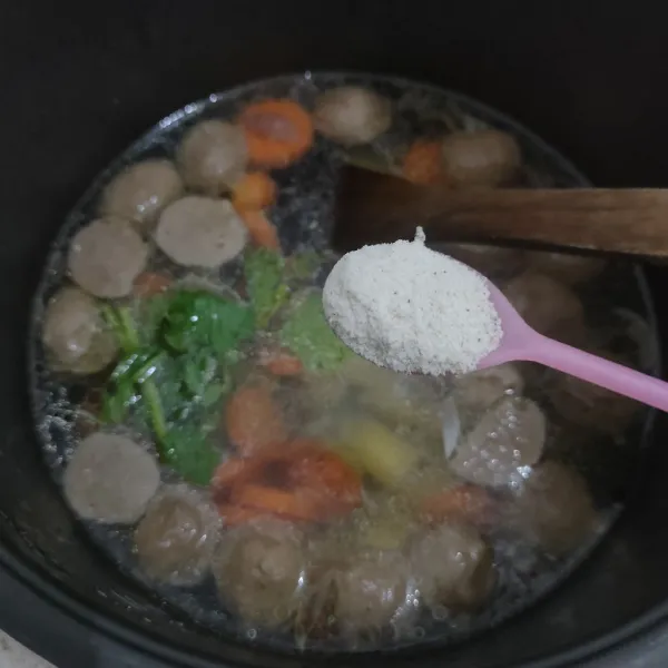 Masukkan daun seledri, bumbu kuah bakso, garam, lada bubuk dan gula pasir. Masak hingga mendidih, tes rasa.