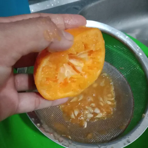 Karena tidak punya alat pemeras jeruk, maka jeruknya diperas manual. Lalu di saring.