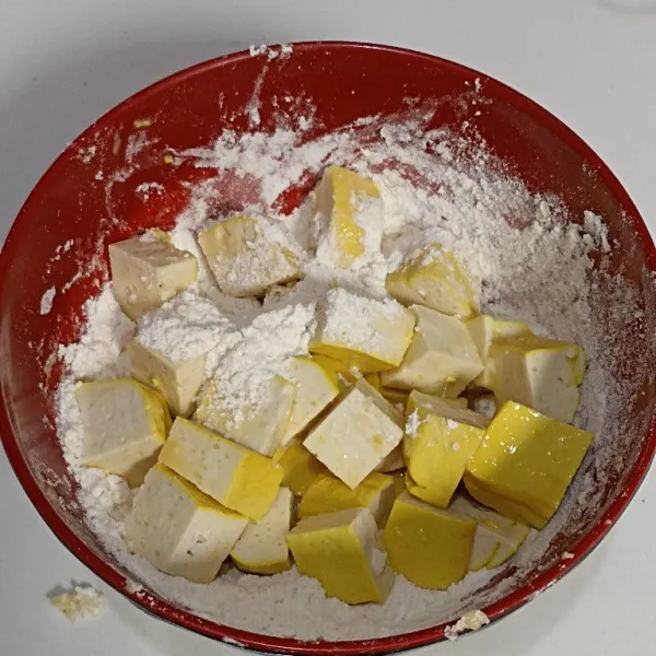 Masukkan tahu kedalam kocokkan telur, lalu kemudian campurkan kedalam tepung terigu