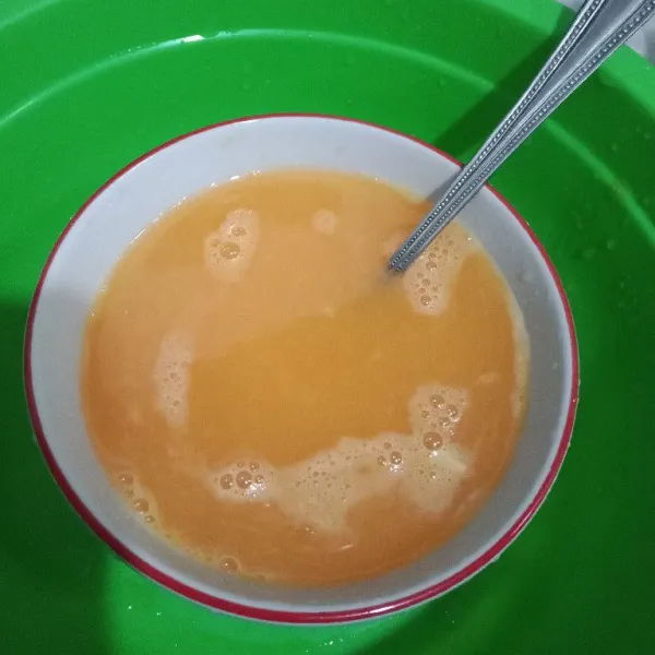 Masukkan madu, aduk sampai madu larut.