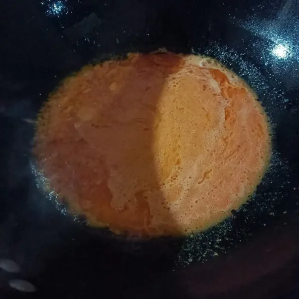 Tumis bumbu halus hingga harum dan tanak.