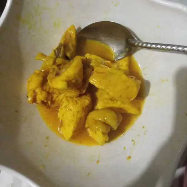 Masukkan ayam pada kocokan telur.