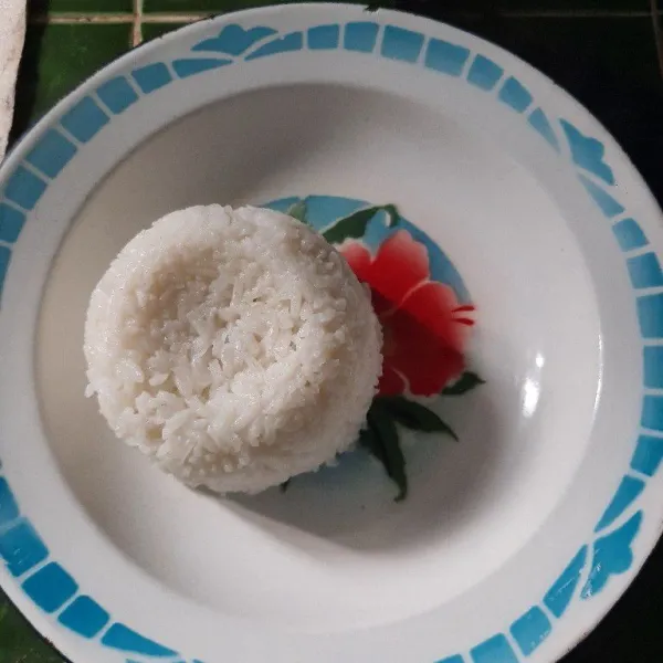 Siapkan nasi dalam piring sesuai kebutuhan.