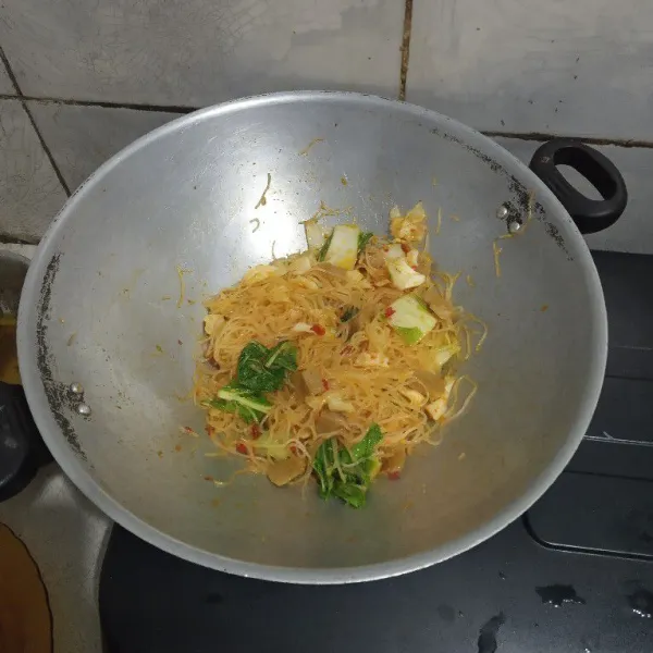 Masukkan bihun, tambahkan kecap manis. Masak hingga merata.