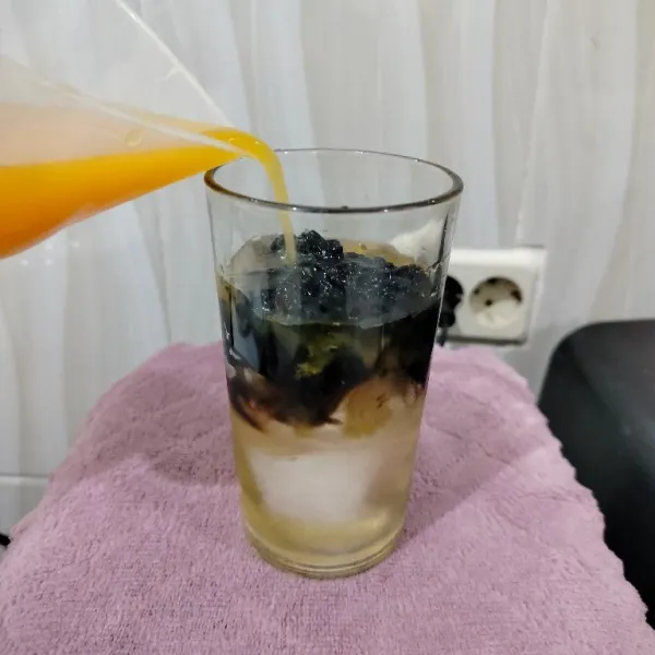 Kemudian masukkan air perasan jeruk.