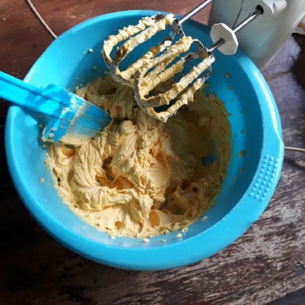 Tambahkan kuning telur dan pewarna, mixer kecepatan rendah asal rata saja.