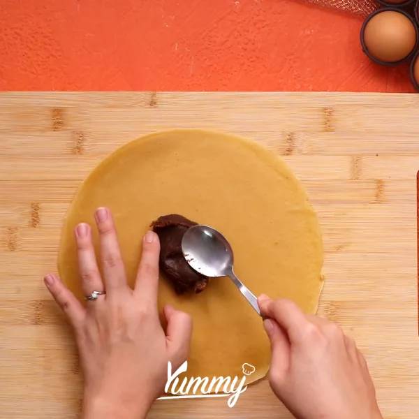 Beri kulit pan isian kacang merah, lalu lipat setiap sisi nya kedalam. Goreng pancake sampai permukaan kulitnya coklat keemasan. Angkat lalu sajikan.