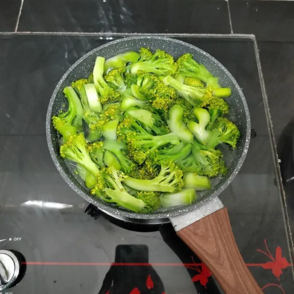 Lalu masukkan brokoli, masak sebentar saja, cukup hingga brokoli berubah warna. Lalu angkat dan tiriskan.