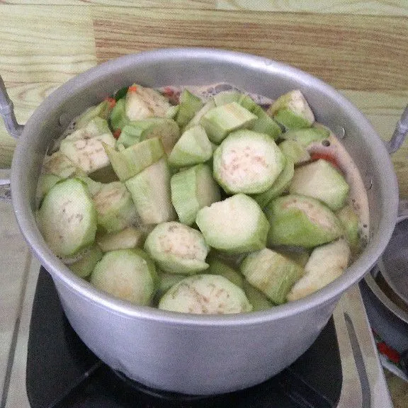 Masukkan terong lalu masak hingga empuk .