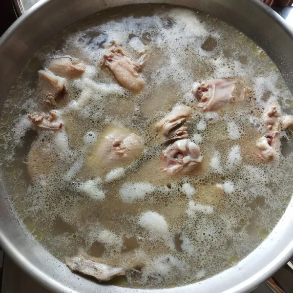 Didihkan air dalam panci, kemudian masukkan potongan bebek, masak bebek dengan api besar hingga muncul busa-busa keruh dipermukaannya. Buang busa-busa tersebut hingga bersih, kemudian kecilkan api.