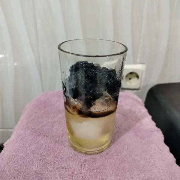 Lalu masukkan cincau hitam.