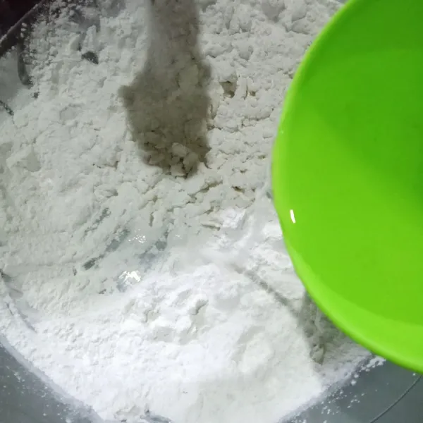 Siapkan wadah tepung beras ketan, tuang air hangat sediki demi sedikit.