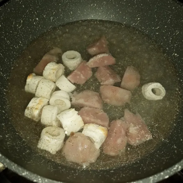 Masukkan bakso sapi dan chikuwa atau bakso ikan. Masak sampai matang dan mengembang.