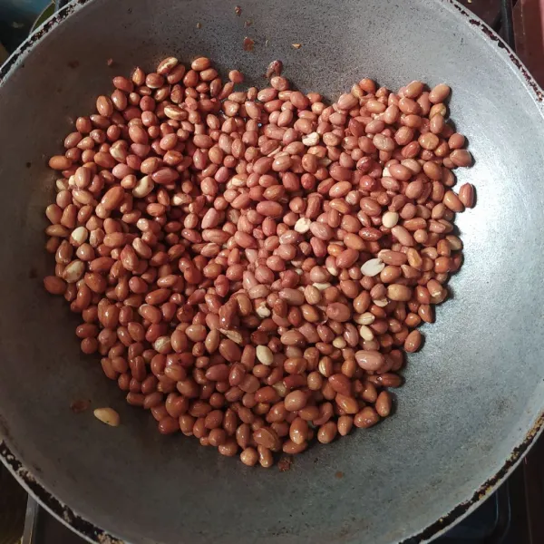 Goreng kacang tanah dengan sedikit minyak hingga matang.
