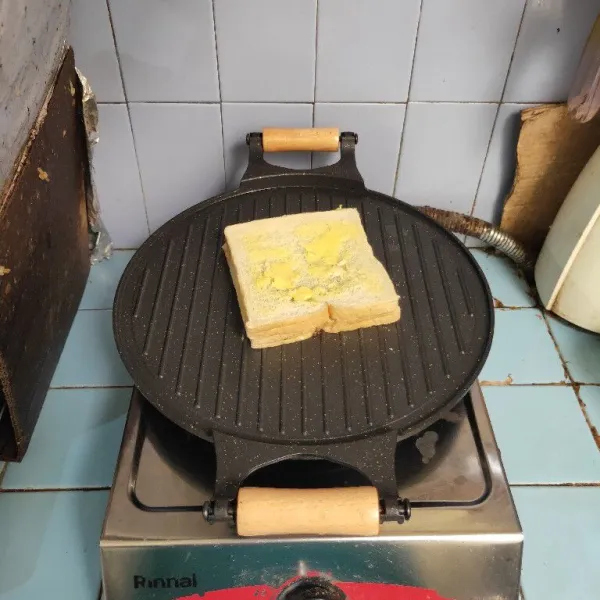 Panggang roti dengan api kecil.