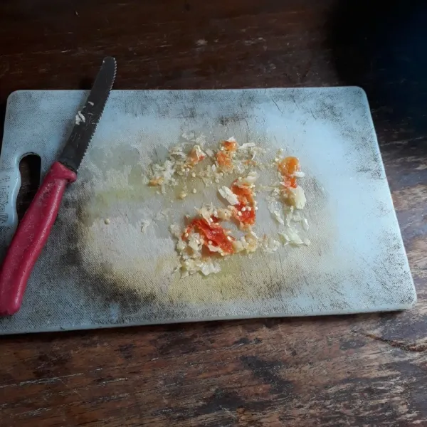 Ulek kasar bawang putih dan cabai.