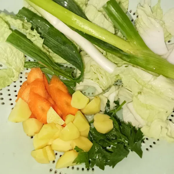 Siapkan sayuran yang sudah dipotong dan dicuci bersih.