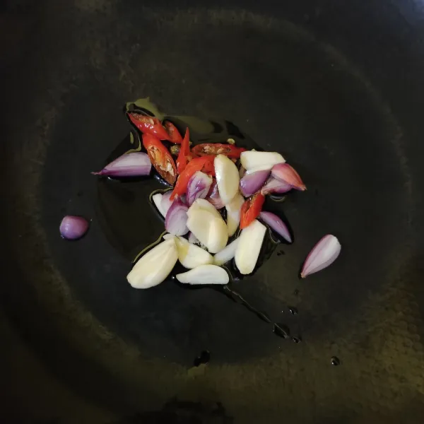 Tumis bawang merah, bawang putih dan cabe hingga harum.