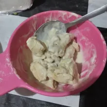 Celupkan pada adonan tepung.