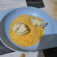 Gulingkan pada tepung roti. Balur rata.