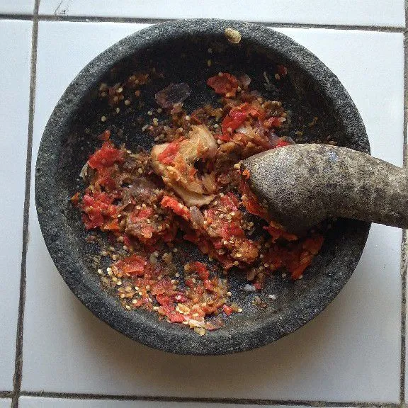 Haluskan/ uleg kasar bawang merah, bawang putih, cabe rawit, tempe semangit.