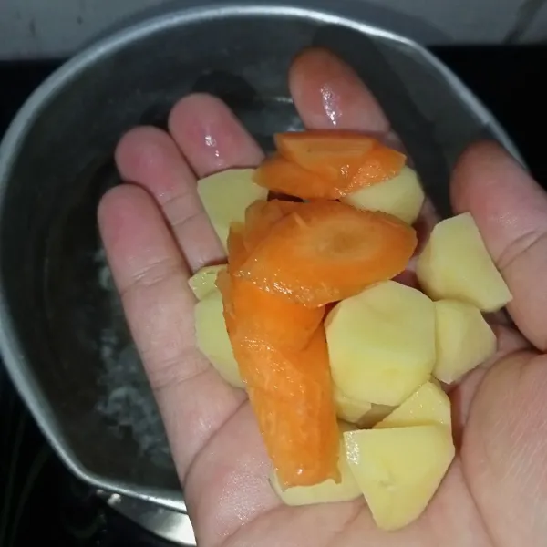 Masukkan wortel dan kentang, masak hingga wortel dan kentang matang.