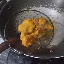 Goreng hingga kekuningan. Angkat dan tiriskan.